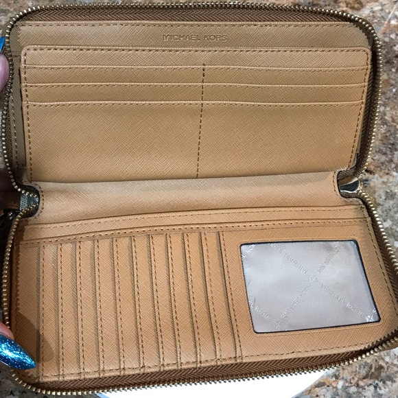 Michael Kors Gold Croc Embossed Signature Large Zip Around Wallet/Wristlet ๐ฅ - Picture 6 of 17